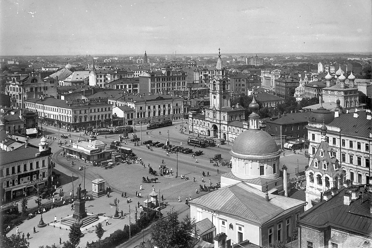 Вид на Пушкинскую площадь и Страстной монастырь.