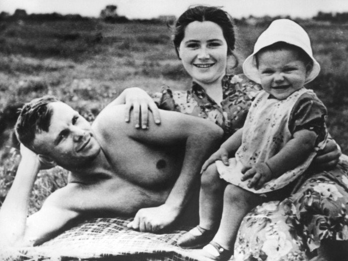 Гагарин с семьей