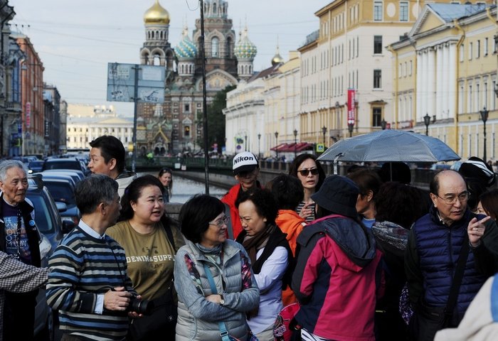 Kitajskie-turisty-v-Sankt-Peterburge