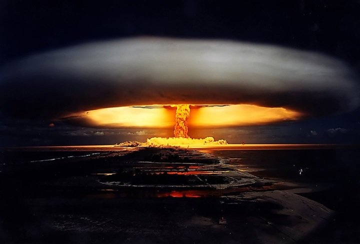 Испытание ядерной бомбы на атолле Муруроа Французской Полинезии. Сентябрь 1971 года