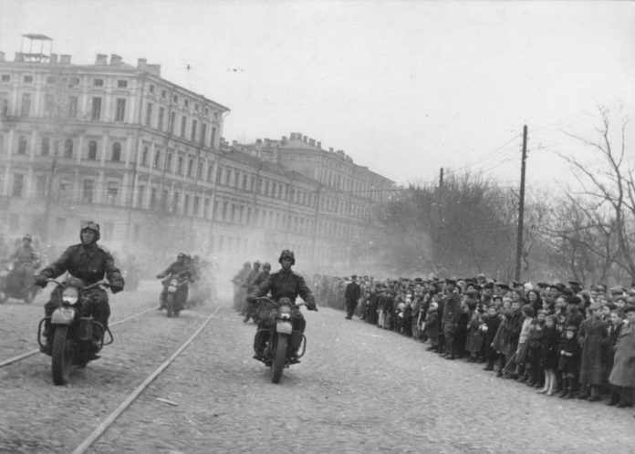 Советские солдаты на мотоциклах Harley-Davidson