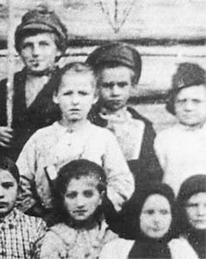 Павлик Морозов (в центре, в фуражке) с одноклассниками, слева — его двоюродный брат Данила Морозов (1913 г. р.)